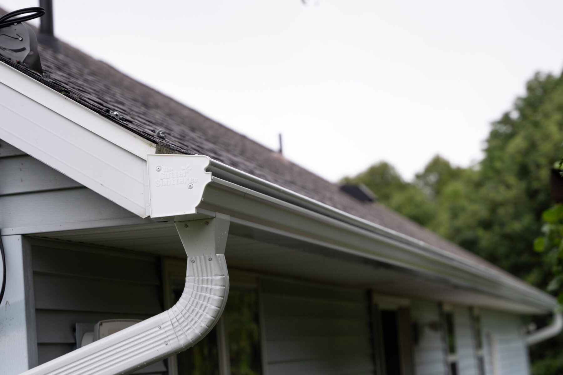 Read more about the article How to Handle Icicles on Gutters: Prevention and Maintenance Tips